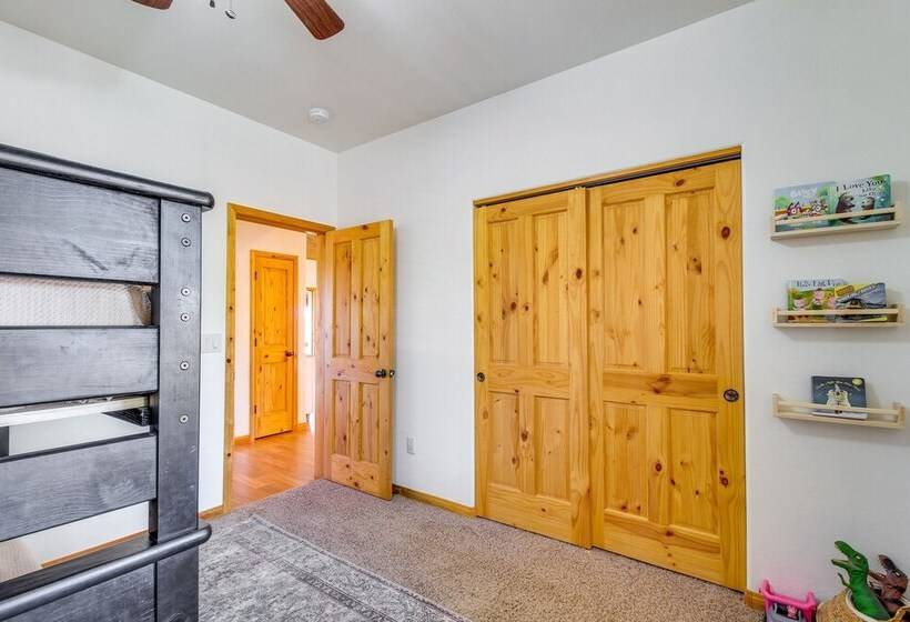 Pet Friendly Show Low Cabin W/ 1 Acre Fenced Yard!
