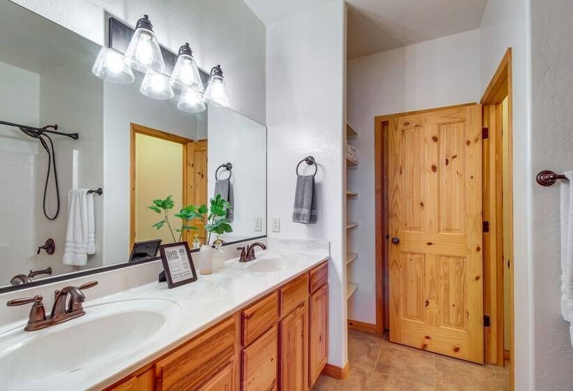 Pet Friendly Show Low Cabin W/ 1 Acre Fenced Yard!