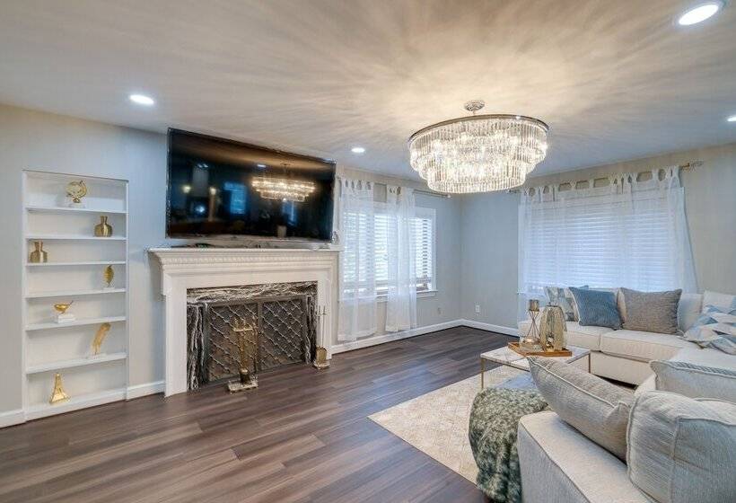 Silver Springs Home: Walk To Downtown!