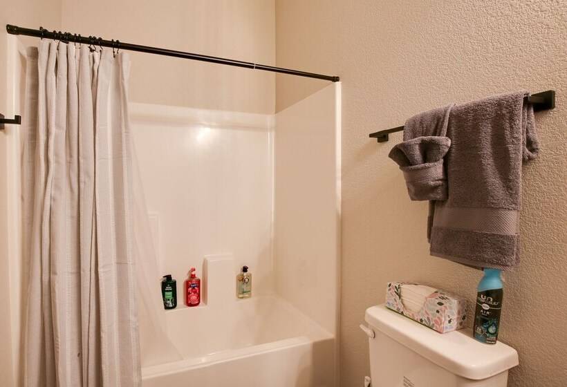 South Dakota Retreat W/ Hot Tub, Fire Pit & Grill!