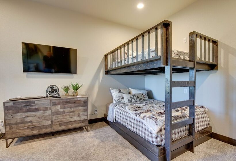 South Dakota Retreat W/ Hot Tub, Fire Pit & Grill!