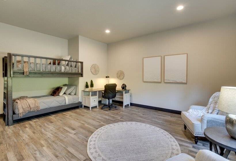 South Dakota Retreat W/ Hot Tub, Fire Pit & Grill!