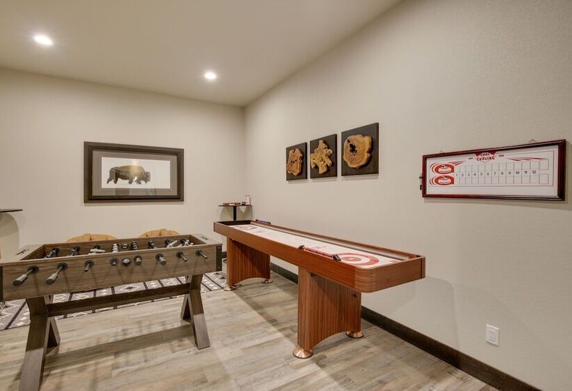 South Dakota Retreat W/ Hot Tub, Fire Pit & Grill!