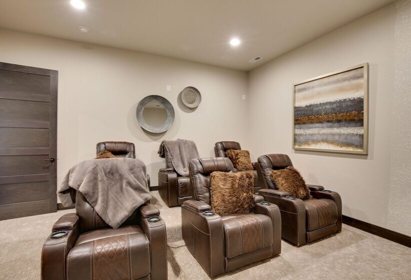 South Dakota Retreat W/ Hot Tub, Fire Pit & Grill!