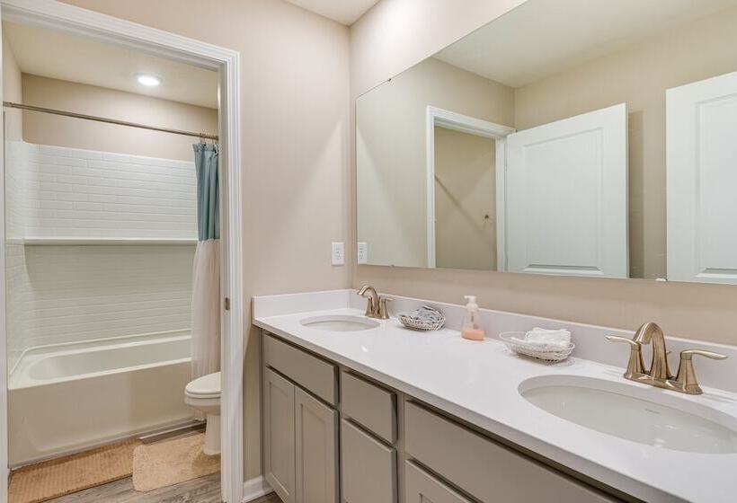 Spacious Camby Home W/ Community Pool + Park!