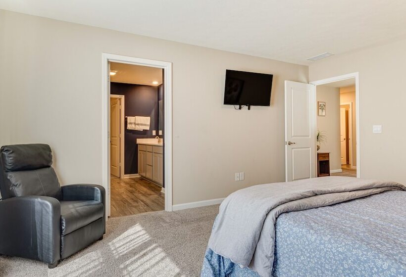 Spacious Camby Home W/ Community Pool + Park!