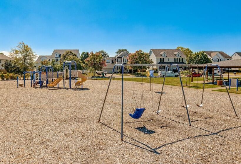 Spacious Camby Home W/ Community Pool + Park!