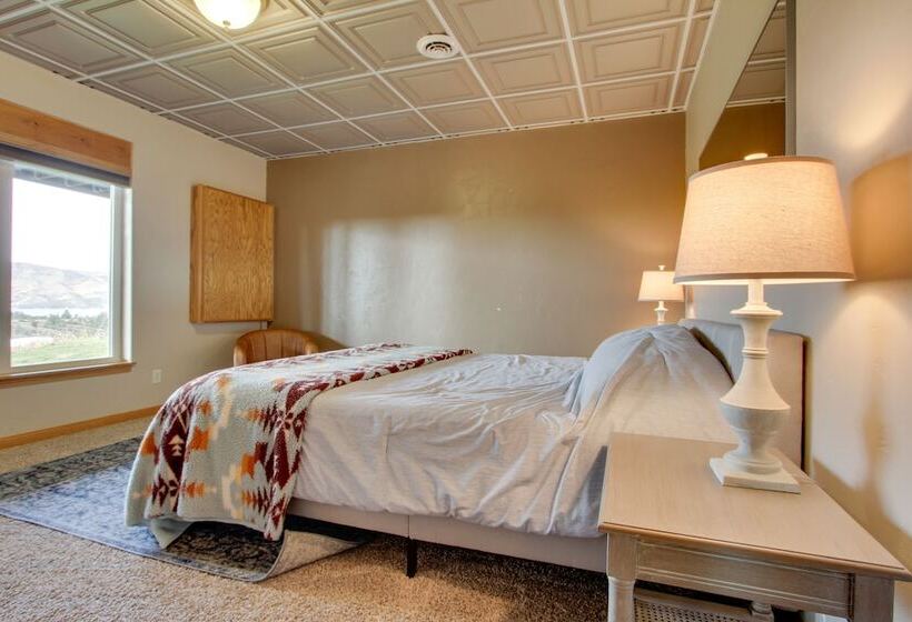 Spacious Canyon Ferry Lake House With Bar & Views!