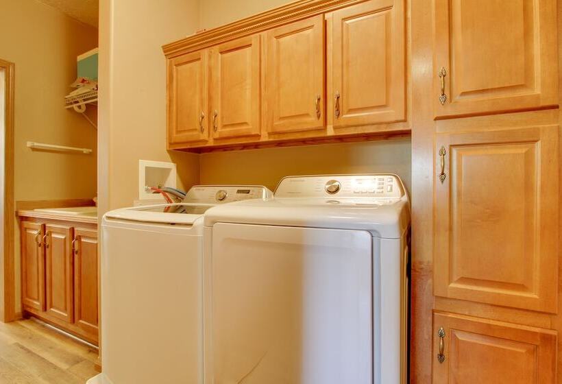 Spacious Canyon Ferry Lake House With Bar & Views!