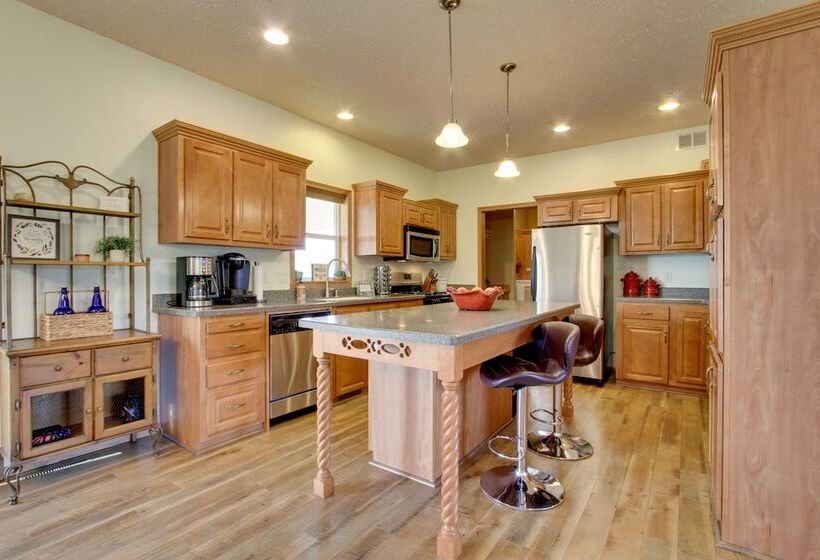 Spacious Canyon Ferry Lake House With Bar & Views!