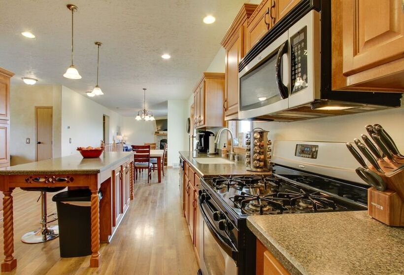 Spacious Canyon Ferry Lake House With Bar & Views!