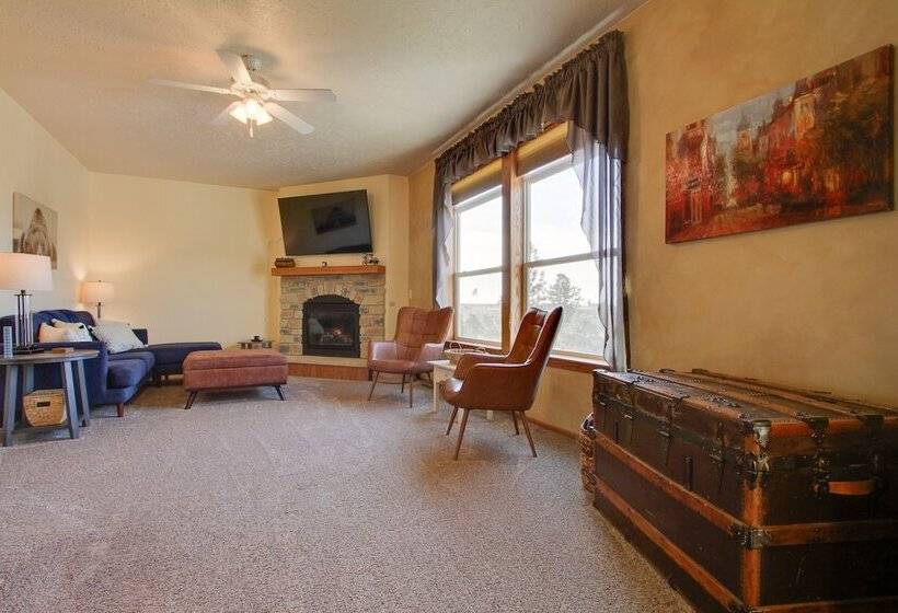 Spacious Canyon Ferry Lake House With Bar & Views!