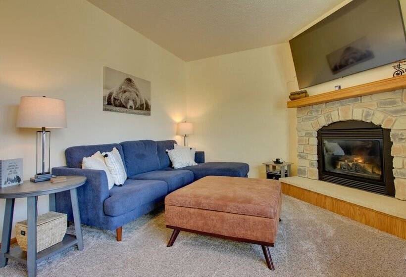 Spacious Canyon Ferry Lake House With Bar & Views!