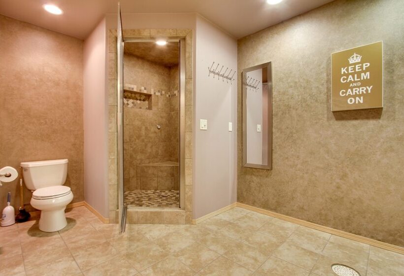 Spacious Canyon Ferry Lake House With Bar & Views!