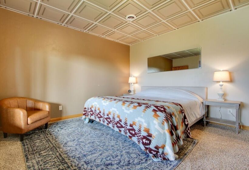 Spacious Canyon Ferry Lake House With Bar & Views!