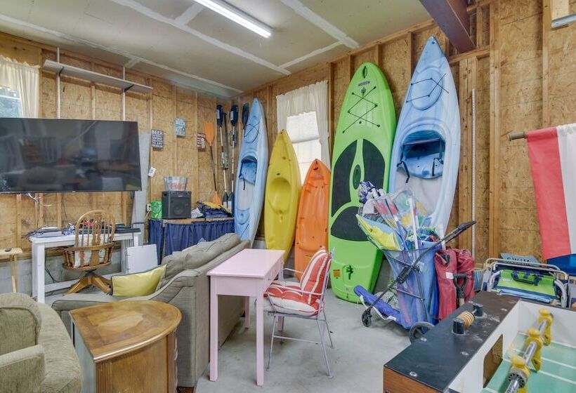 Spacious + Family Friendly Home In Chincoteague!