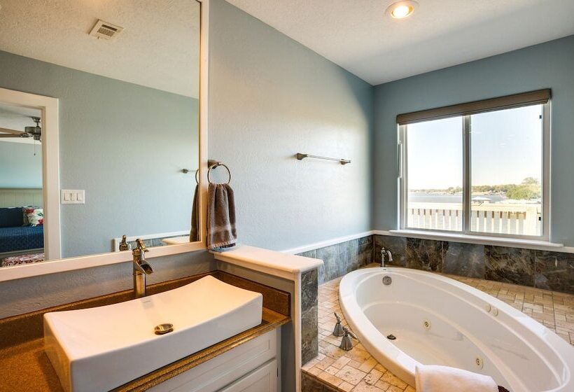 Spacious Lake Livingston Home W/ Decks & Fire Pit!