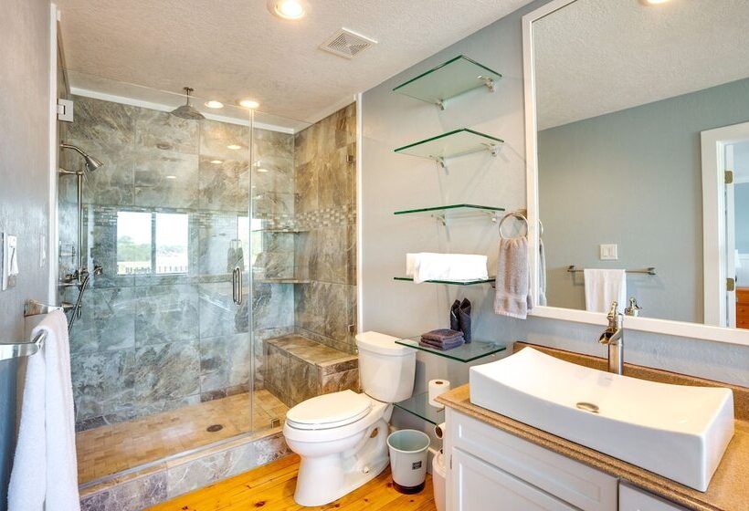 Spacious Lake Livingston Home W/ Decks & Fire Pit!