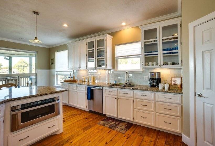 Spacious Lake Livingston Home W/ Decks & Fire Pit!