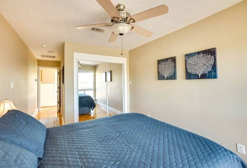 Spacious Lake Livingston Home W/ Decks & Fire Pit!