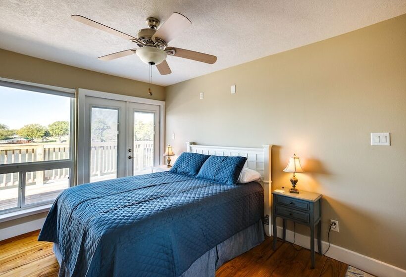 Spacious Lake Livingston Home W/ Decks & Fire Pit!