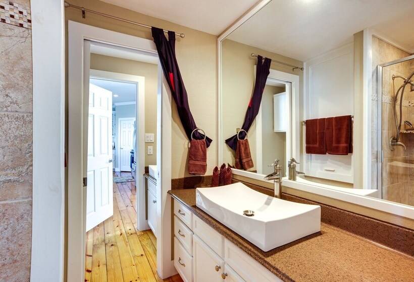 Spacious Lake Livingston Home W/ Decks & Fire Pit!