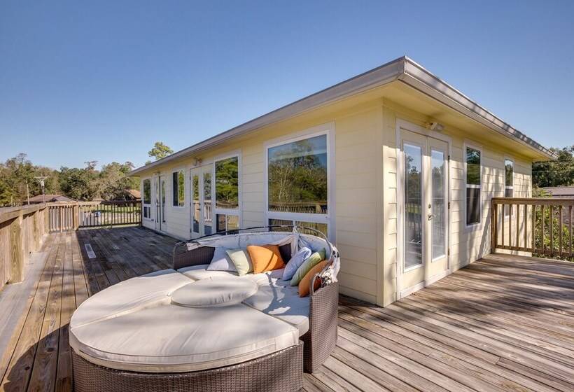 Spacious Lake Livingston Home W/ Decks & Fire Pit!