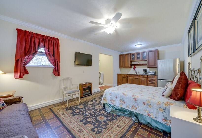 Spacious North Carolina Retreat Patio & Fire Pit