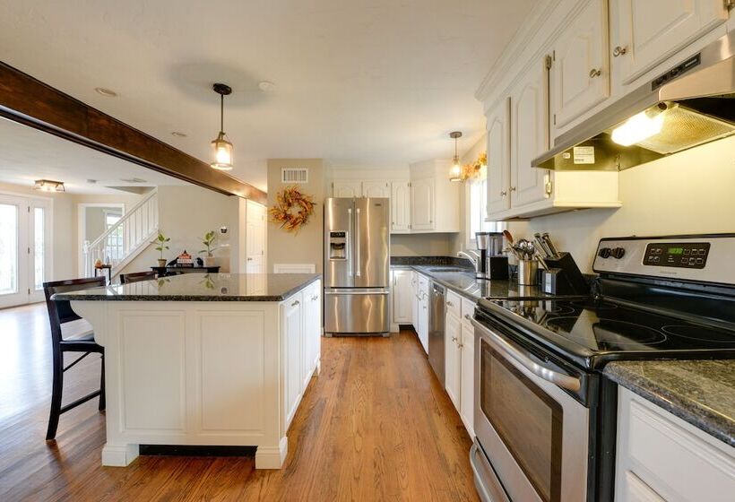 Spacious Oxford Home W/ Pool   4 Mi To Lake!