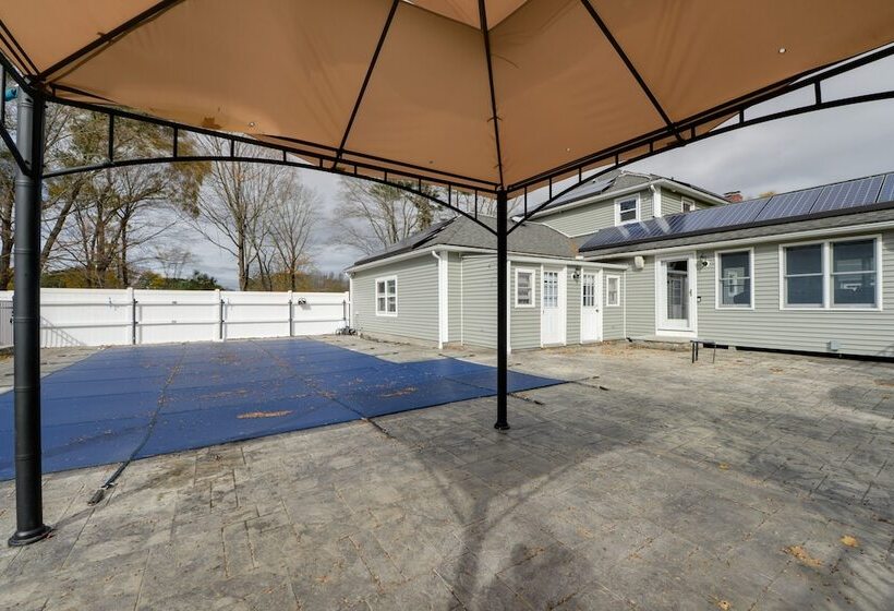 Spacious Oxford Home W/ Pool   4 Mi To Lake!