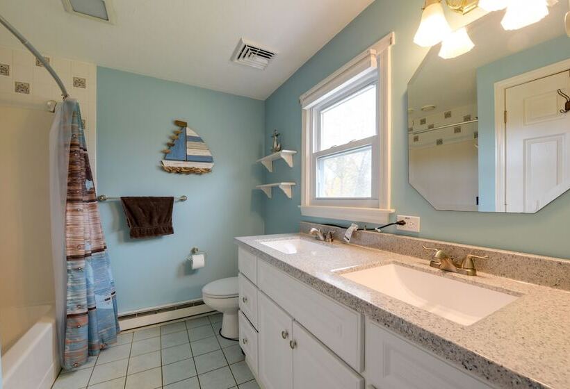 Spacious Oxford Home W/ Pool   4 Mi To Lake!