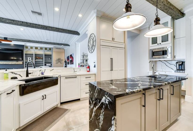 Spacious Queen Creek Home W/ Hot Tub & Pool!