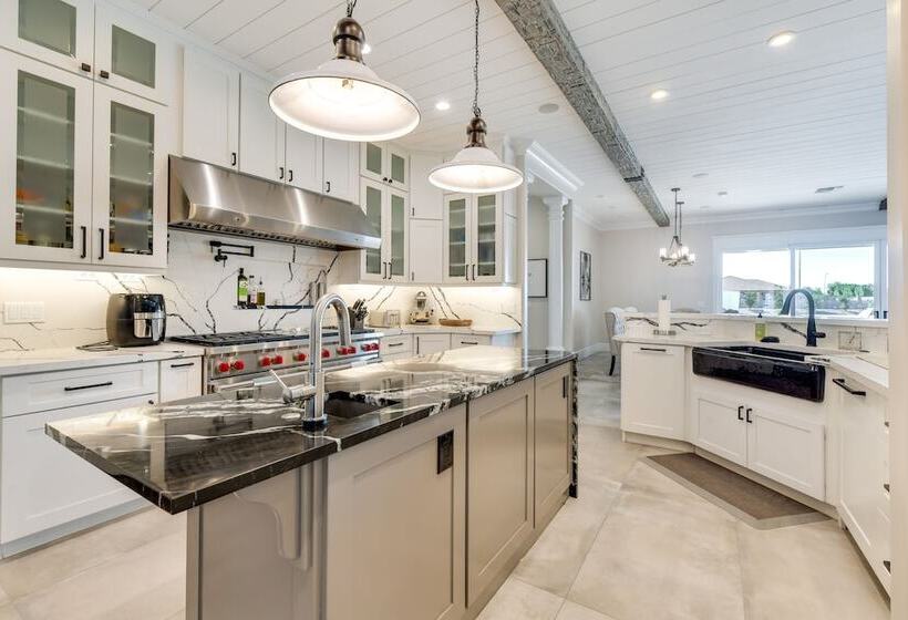 Spacious Queen Creek Home W/ Hot Tub & Pool!