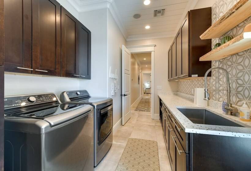 Spacious Queen Creek Home W/ Hot Tub & Pool!