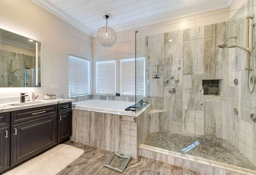 Spacious Queen Creek Home W/ Hot Tub & Pool!