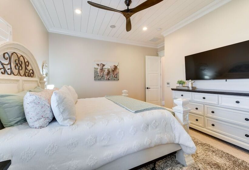 Spacious Queen Creek Home W/ Hot Tub & Pool!