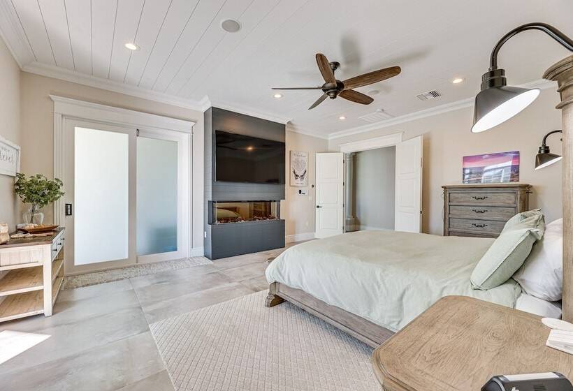 Spacious Queen Creek Home W/ Hot Tub & Pool!