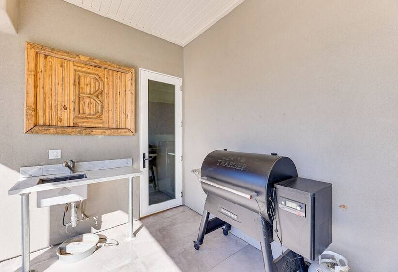 Spacious Queen Creek Home W/ Hot Tub & Pool!