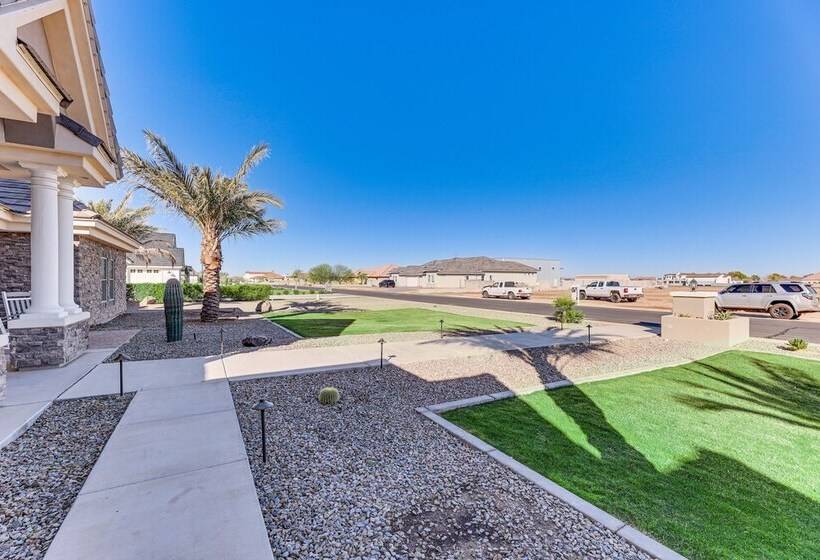 Spacious Queen Creek Home W/ Hot Tub & Pool!