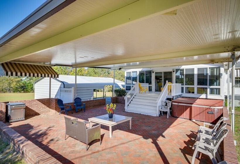 Spacious South Carolina Abode W/ Hot Tub & Grill!