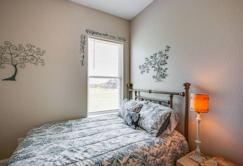 Covered Patio & Yard: Texas Escape In Keene