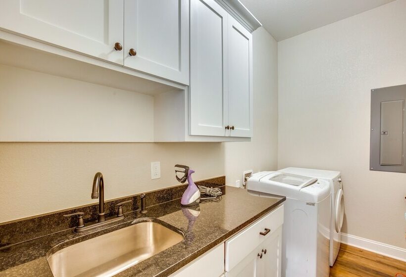 Covered Patio & Yard: Texas Escape In Keene