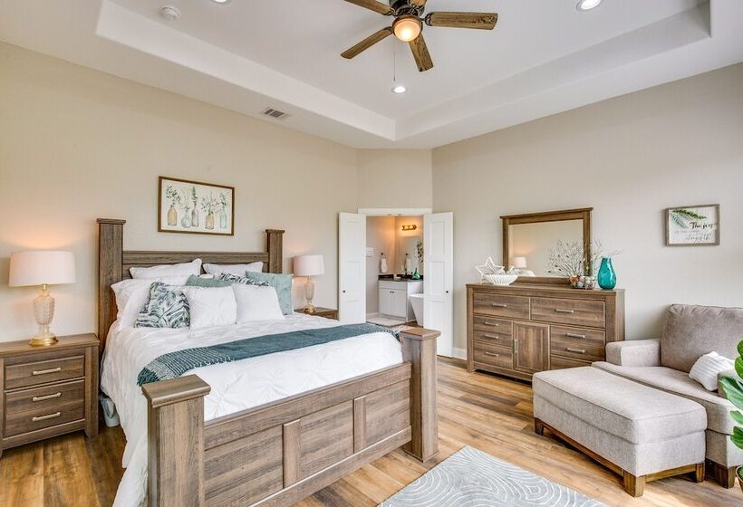 Covered Patio & Yard: Texas Escape In Keene