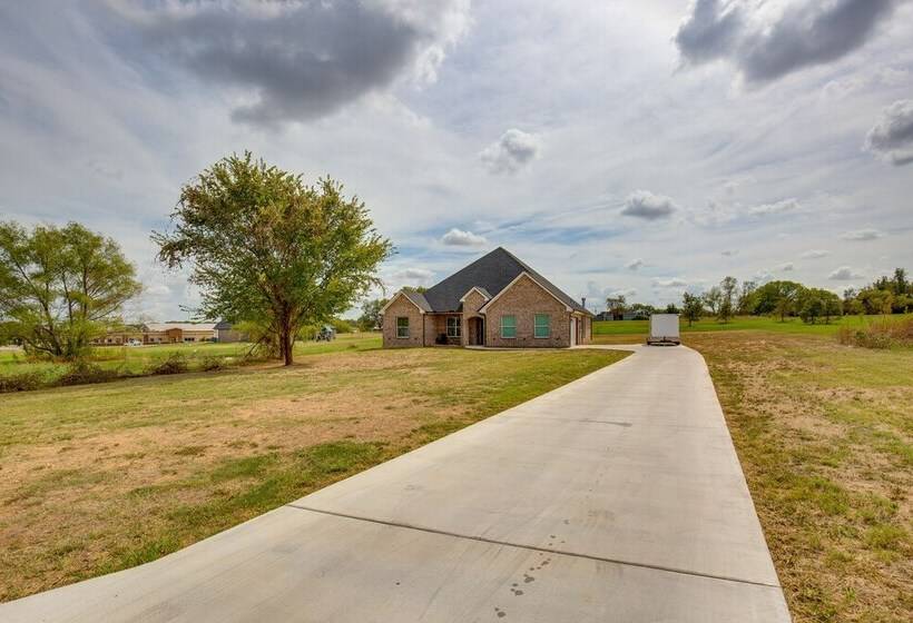 Covered Patio & Yard: Texas Escape In Keene