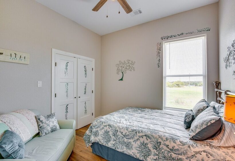 Covered Patio & Yard: Texas Escape In Keene