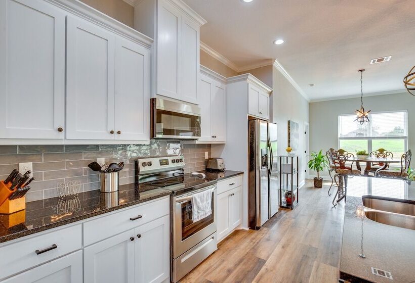 Covered Patio & Yard: Texas Escape In Keene