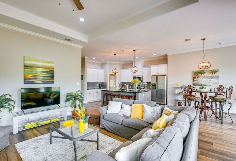 Covered Patio & Yard: Texas Escape In Keene