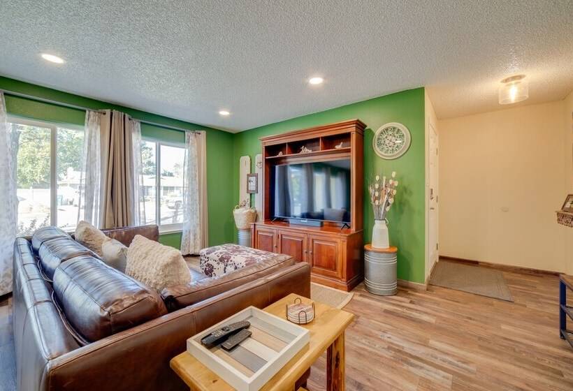 Sparks Retreat W/ Private Hot Tub & Cozy Fireplace