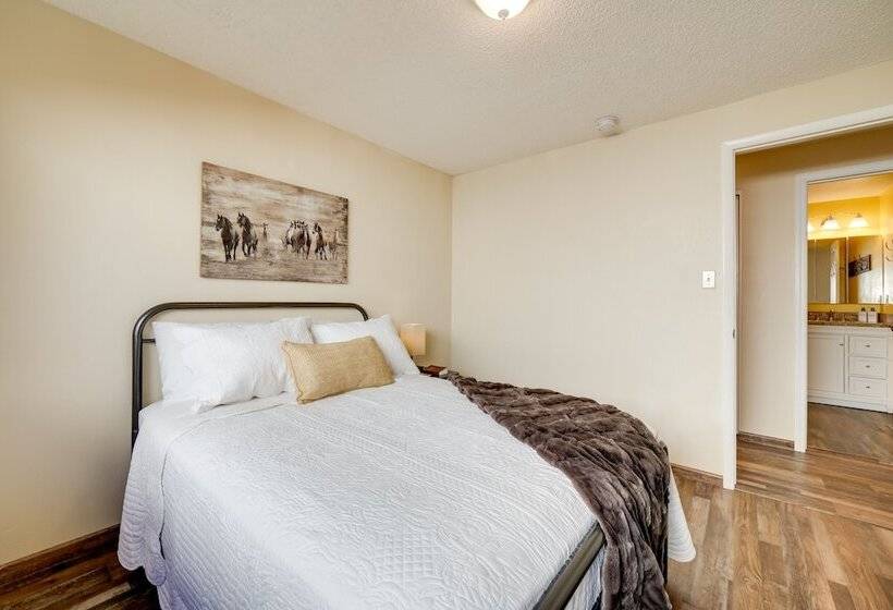 Sparks Retreat W/ Private Hot Tub & Cozy Fireplace