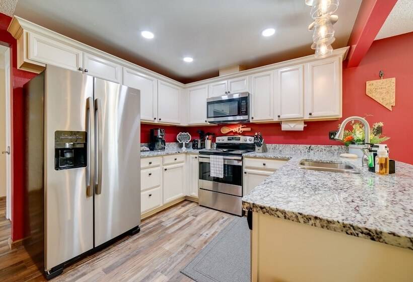 Sparks Retreat W/ Private Hot Tub & Cozy Fireplace